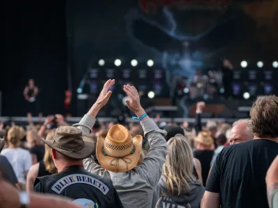 publik under konsert på Sweden rock festival
