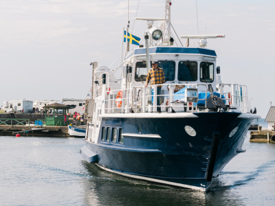 Ta skärgårdsbåtarna ut till öarna i Blekinge, Sverige.