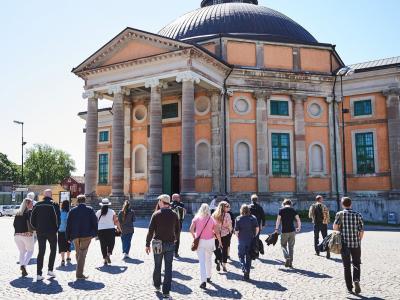 En grupp ledd av guide på väg mot Tyska kyrkan i Karlskrona