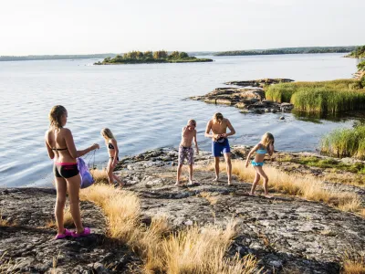 Skärgårdsnära upplevelser tillsammans med bar och famil