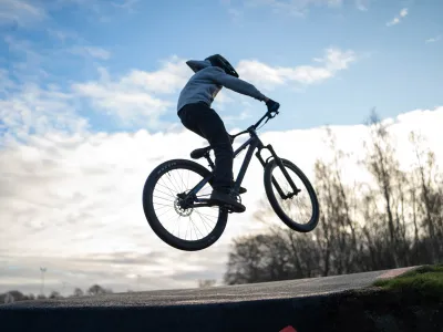 Ungdom som hoppar med cykel på Sölvesborgs pumptrack