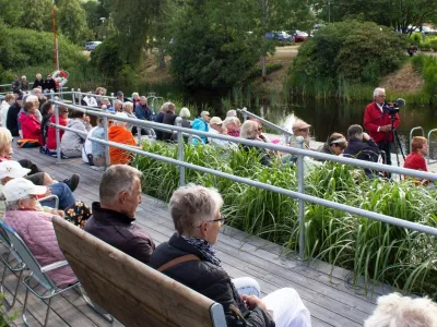 Sommarkväll i Olofström – bryggorna fylls av människor som njuter av musik, natur och gemenskap vid vattnet.