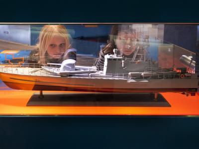 två flickor besöker marinmuseum