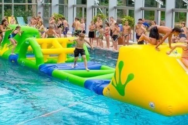 Bad och hinderbana i sporthallen 