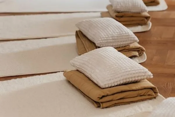 Yoga, vandring och gongavslappning i idylliska Hörvik