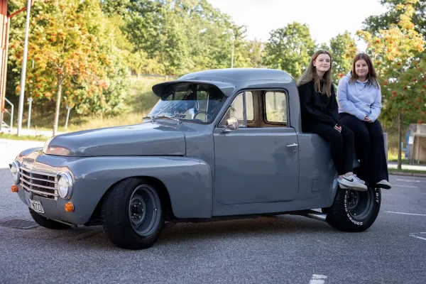 UTSTÄLLNING - ÄLSKADE HATADE A-TRAKTOR