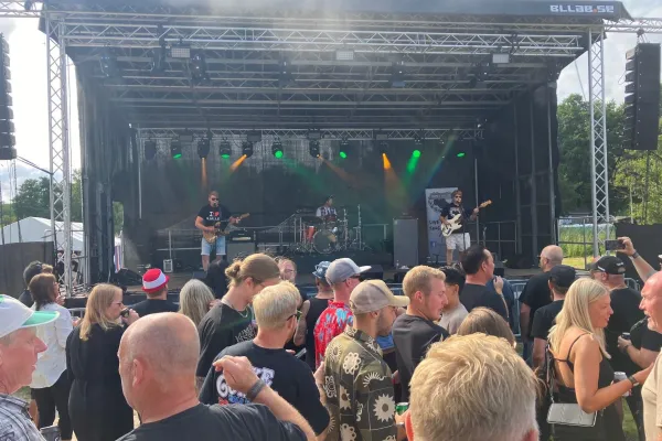 Scen på pukaviksrocken