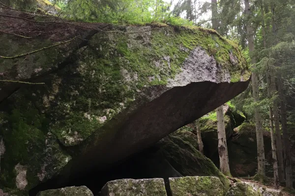 Grottornas och fornborgarnas mystiska historia
