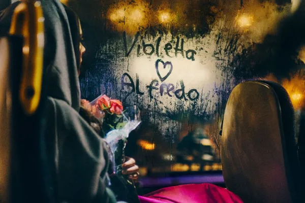 Violetta tar bussen