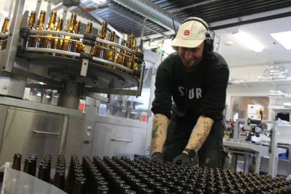Gårds-försäljningsevent med guidad rundtur i bryggeri och destilleri på Bryggerifabriken