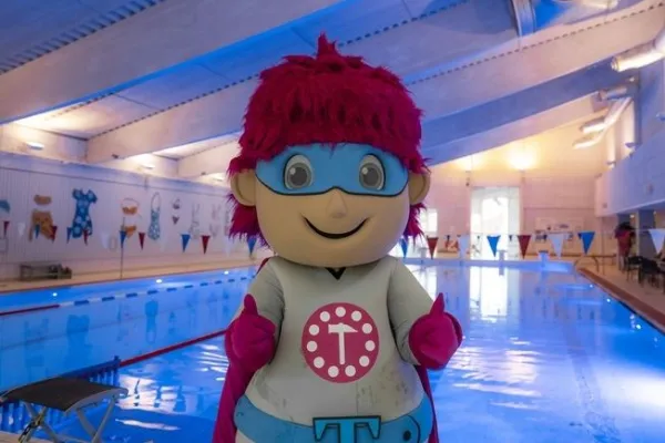 Superhjältelov på Holjebadet