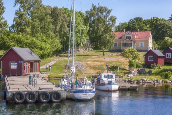 Tärnö jetty with cottages in the background