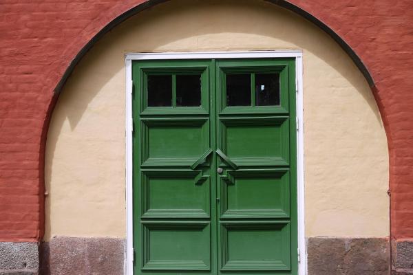 The facade iwith green door