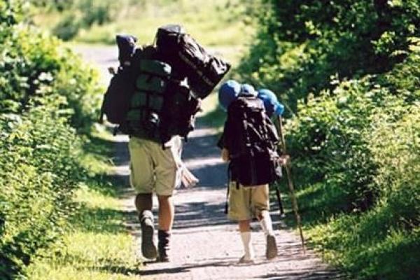 Två vandrare med packning