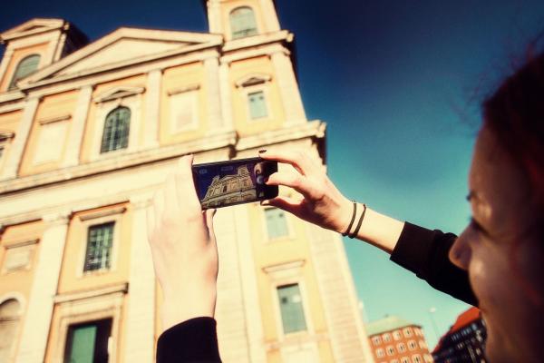 Person tar foto med mobilen på Fredrikskyrkan