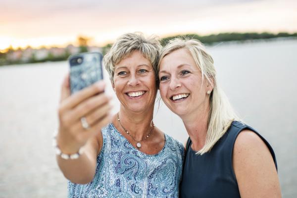 Två kvinnor som tar en selfie