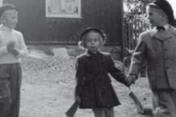 historiskt svartvitt foto av barn