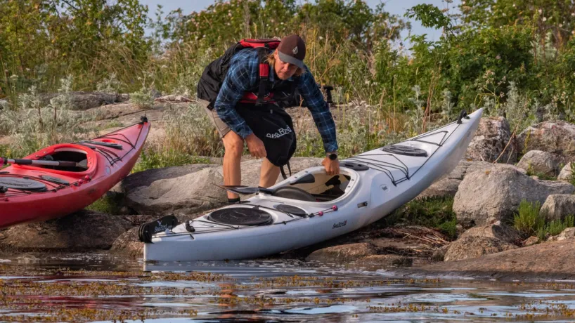 Kajak i Blekignes skärgård, gå iland på en ö för en paus
