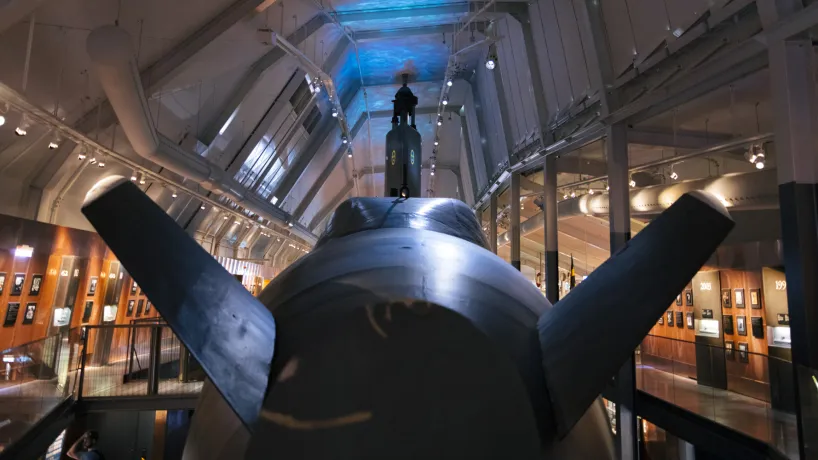 U-båt inne i utställningshall på Marinmuseum i Karlskrona – militärhistoria och svensk marin i fokus