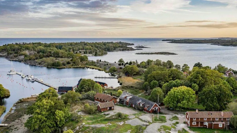 Ön Tjärö i Blekinge från ovan. En pärla bland skärgårdsöar med restaurang, boende och outdooraktiviteter