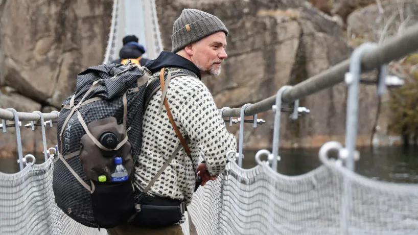 Vandrade som blickar ut från Eriksbergsledens hängbro i Blekinge