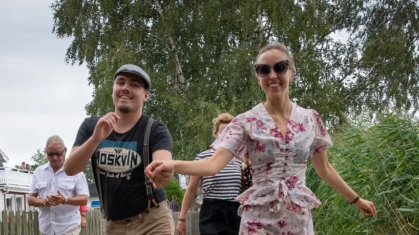 Dansande par på invigningen av Hälleviks Tradjazzfestival i Blekinge