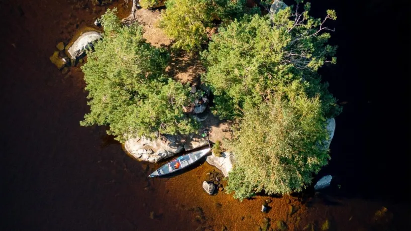 Utforska sjön Halen med kanot och stanna vid en egen ö – en unik paddlingsupplevelse i Olofström, Blekinge.