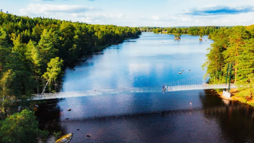 Halens Naturreservat med drönavy över Frickabron över sjön Halen i Blekinge