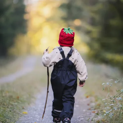 barn på stig i skogen