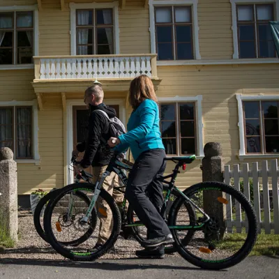 ARK6 Cykelstopp utanför Villa Mimosa i Järnavik