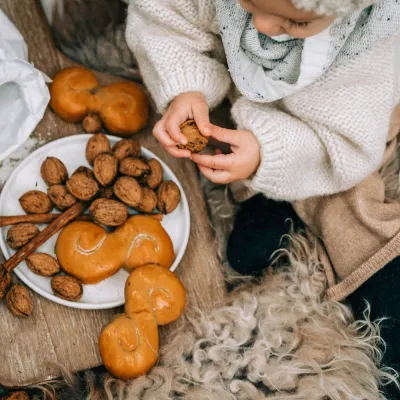 Barn med julfika på fäll - Jul i Blekinge