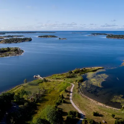 ARK56 - Vy över vandringsled vid havet i Blekinge