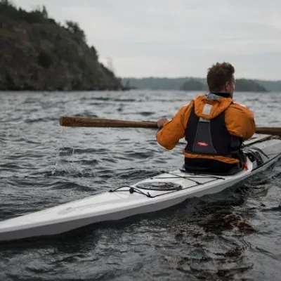 Kajakpaddlare i Järaviks lummiga skärgård, Blekinge
