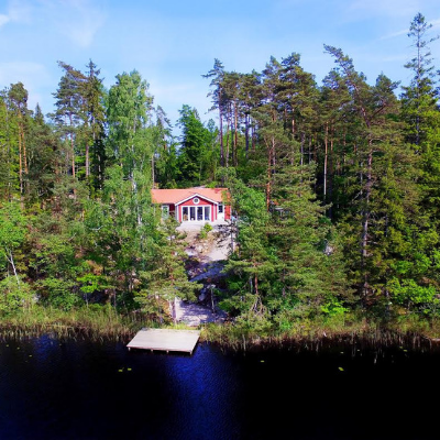 Boka stuga och fiska i egen sjö på Brokamåla Gård i Blekinge, Sverige.