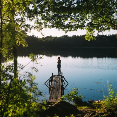 Avkopplande kopp kaffe vid en egen sjö i Blekinge. Foto: Jens Lennartsson.