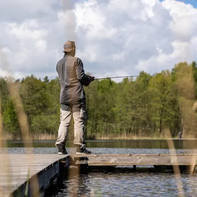 Fiske från brygga i Grundsjön, Blekinge