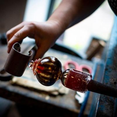 Malin Mena formar glas med varsam hand i sin studio i Nättraby, Blekinge