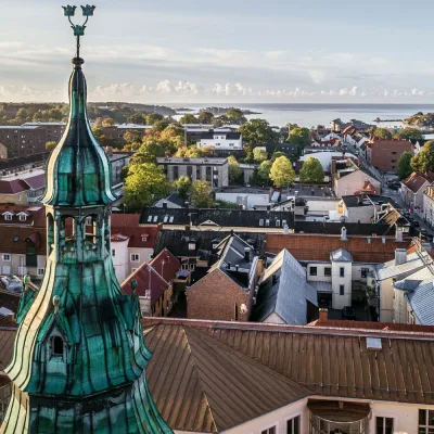 Karlshamns centrum med drönarvy över stad och skärgård