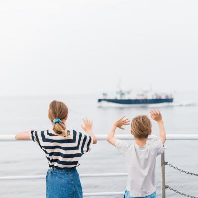 Skärgårdsbåten till Tjärö tillsammans med hela familjen är ett äventyr.