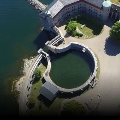 Följ med på en guidad tur i världsarvet Karlskrona. Lägg in slant under hatten på Gubben Rosenbom.