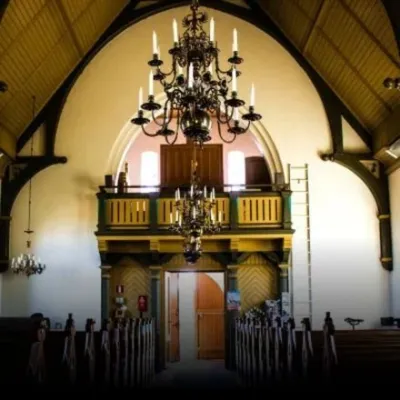 Kyrka i Kristinopel med en vacker altargång.