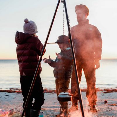 Matlagning över öppen eld på stranden om vintern i Blekinge.