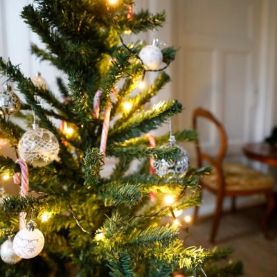 Julstämning i Ronneby, tända juleljus i granen