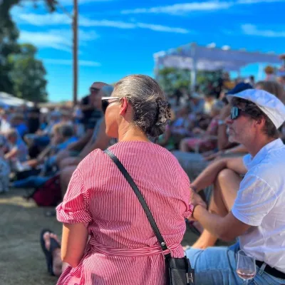 Besökare på festival nära havet i Blekinge