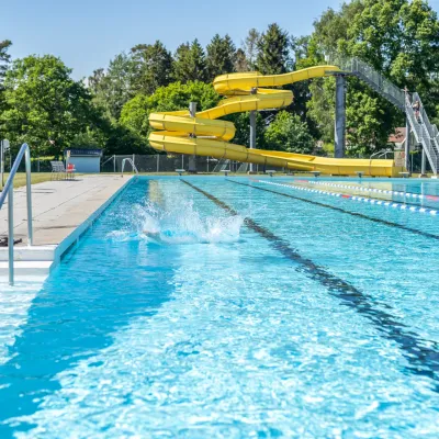 Stora bassängen och vattenrutschbanan på Hälleviksbadet
