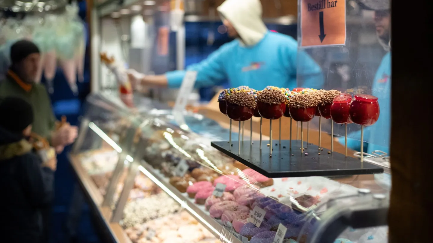 Juliga godsaker och karamelläpplen på marknaden i Olofström
