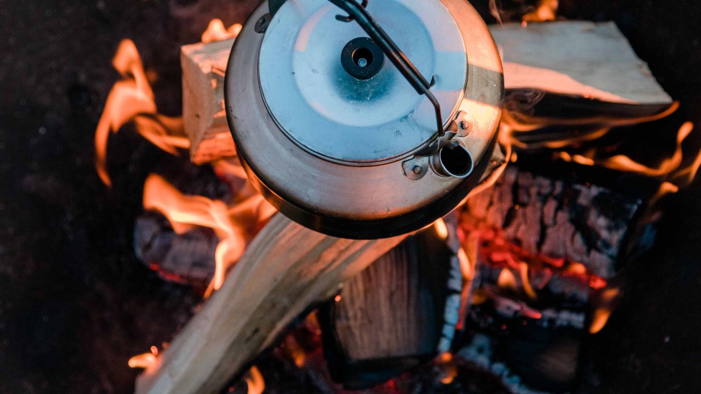 Outdoor cooking över öppen eld vid stranden i Blekinge.